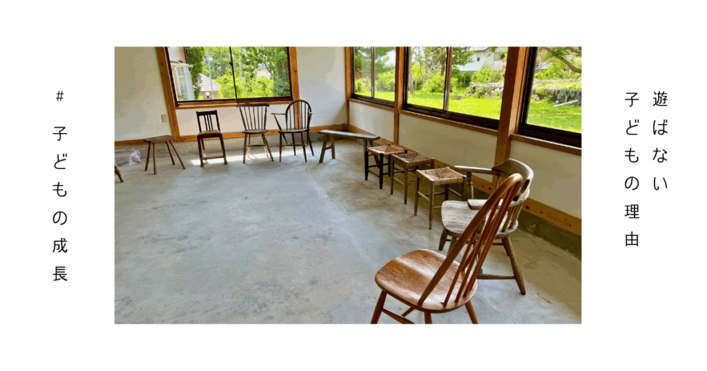 遊ばない子どもを見守る母親のあたたかなシーン