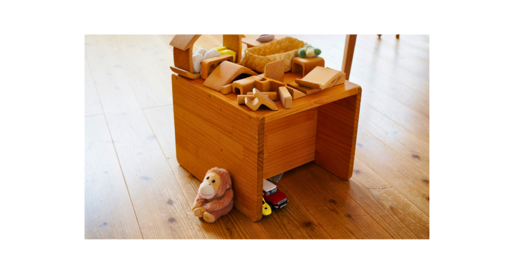 積み木と木のおもちゃで広がる子どものファンタジー・ごっこ遊びの世界