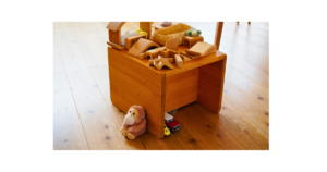 積み木と木のおもちゃで広がる子どものファンタジー・ごっこ遊びの世界