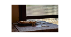 SNSで比べてしまう気持ちに悩む母親の心を整えるイメージ写真