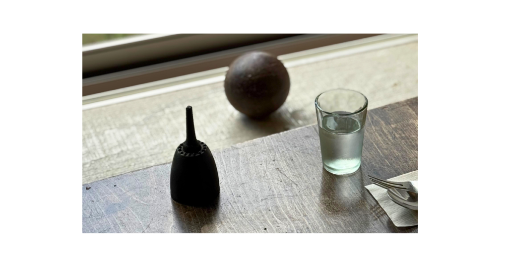 感情が荒れている子どもをそばで見守る母親の静かな時間