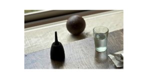 感情が荒れている子どもをそばで見守る母親の静かな時間