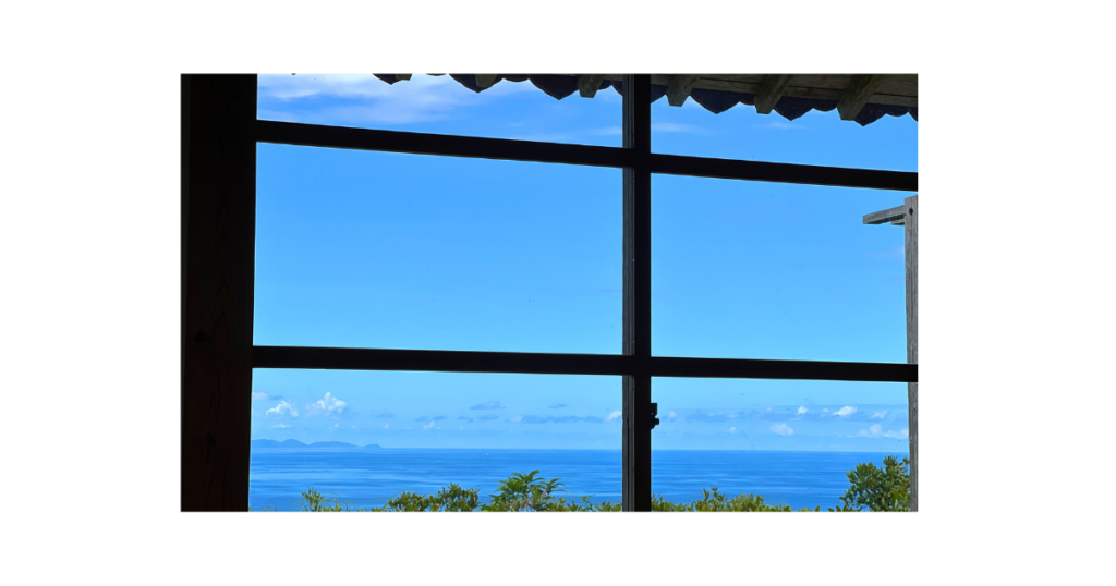 穏やかな家庭の空気の中で集中している子どものイメージ