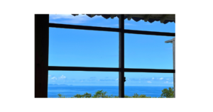 穏やかな家庭の空気の中で集中している子どものイメージ