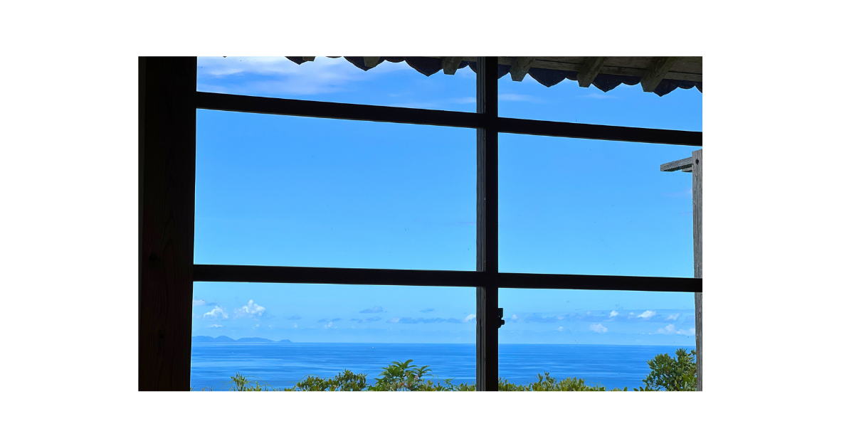 穏やかな家庭の空気の中で集中している子どものイメージ