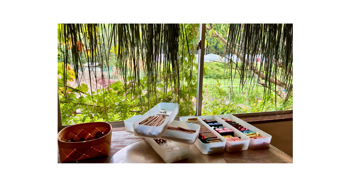 穏やかな表情で子どもと過ごす母親とゆったりした家庭の雰囲気